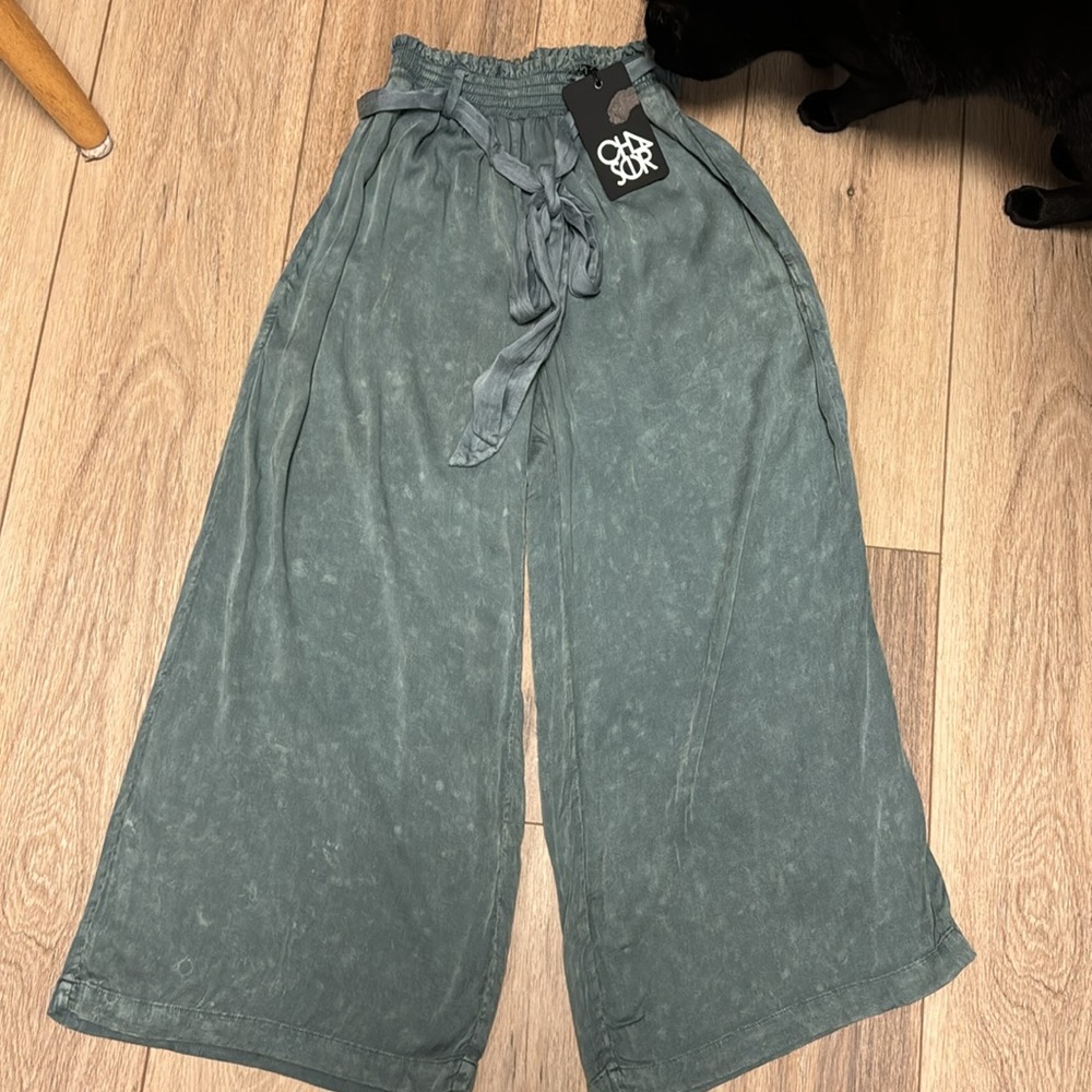 Chaser NWT M WIDE LEG POCKETS TIE BELT CAPRI LENGTH SUPER SOFT BEACH PANTS